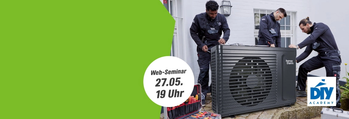 Web-Seminar 27.05. 19 Uhr. Drei Personen montieren eine Wärmepumpe an einem Haus.